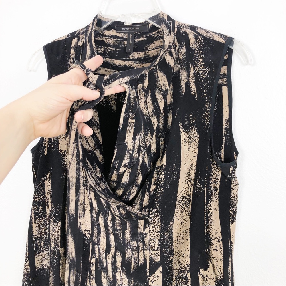 BCBGMaxAzria Front Tie V-Neck Printed Pleated Silk Sleeveless High Low Blouse - Picture 3 of 10
